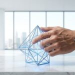 Un plano detalle cinematográfico muestra las manos de un líder ejecutivo sobre una mesa de mármol blanco nítido, ajustando una estructura de datos abstracta y ordenada que se visualiza como un cubo de cristal líquido. El usuario no está escribiendo, sino tomando el control operativo de la sintaxis mental. Fondo de oficina directiva luminosa y minimalista.